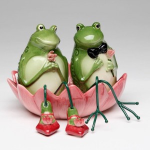 CosmosGifts Frog 2 Piece Salt and Pepper Set SMOS1322